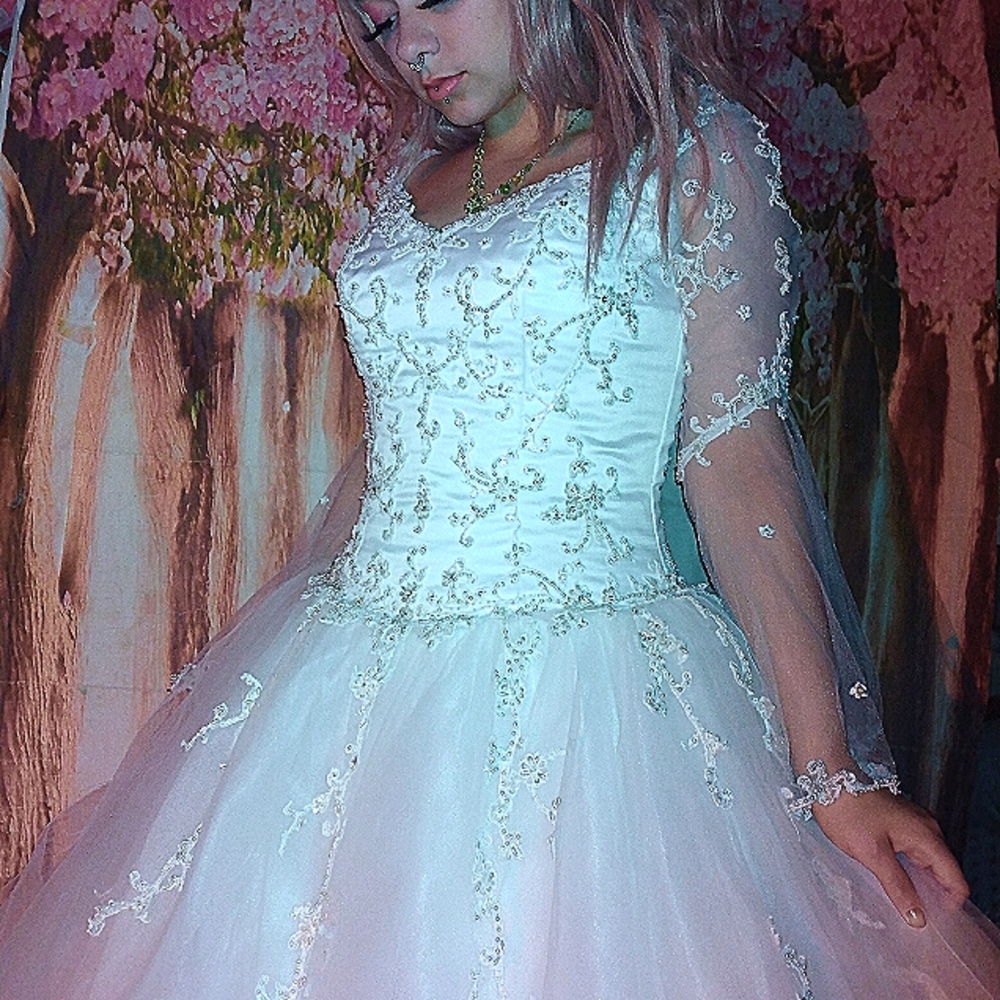 Beautiful  Vintage CustomeWedding Gown , It Is a Stunning dress, The Detail show